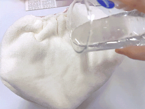 好？10分钟轻松养成女明星「绸缎发」AG真人百家乐洗完头自然风干还是吹干(图1)