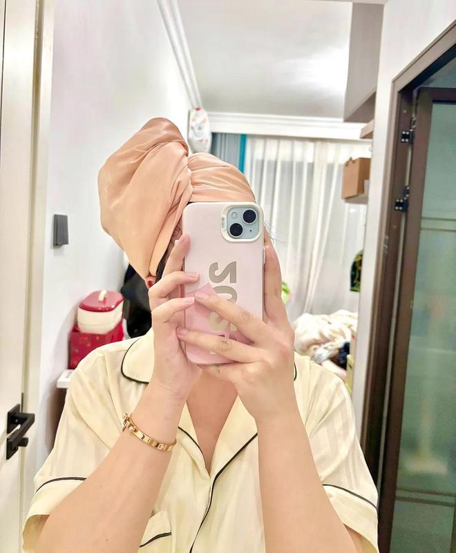 好？10分钟轻松养成女明星「绸缎发」AG真人百家乐洗完头自然风干还是吹干(图14)